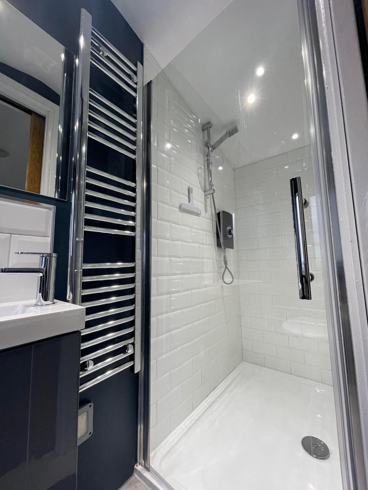 Unique London Heathrow Airport Cabin, Gated Free Parking, And Courtyard