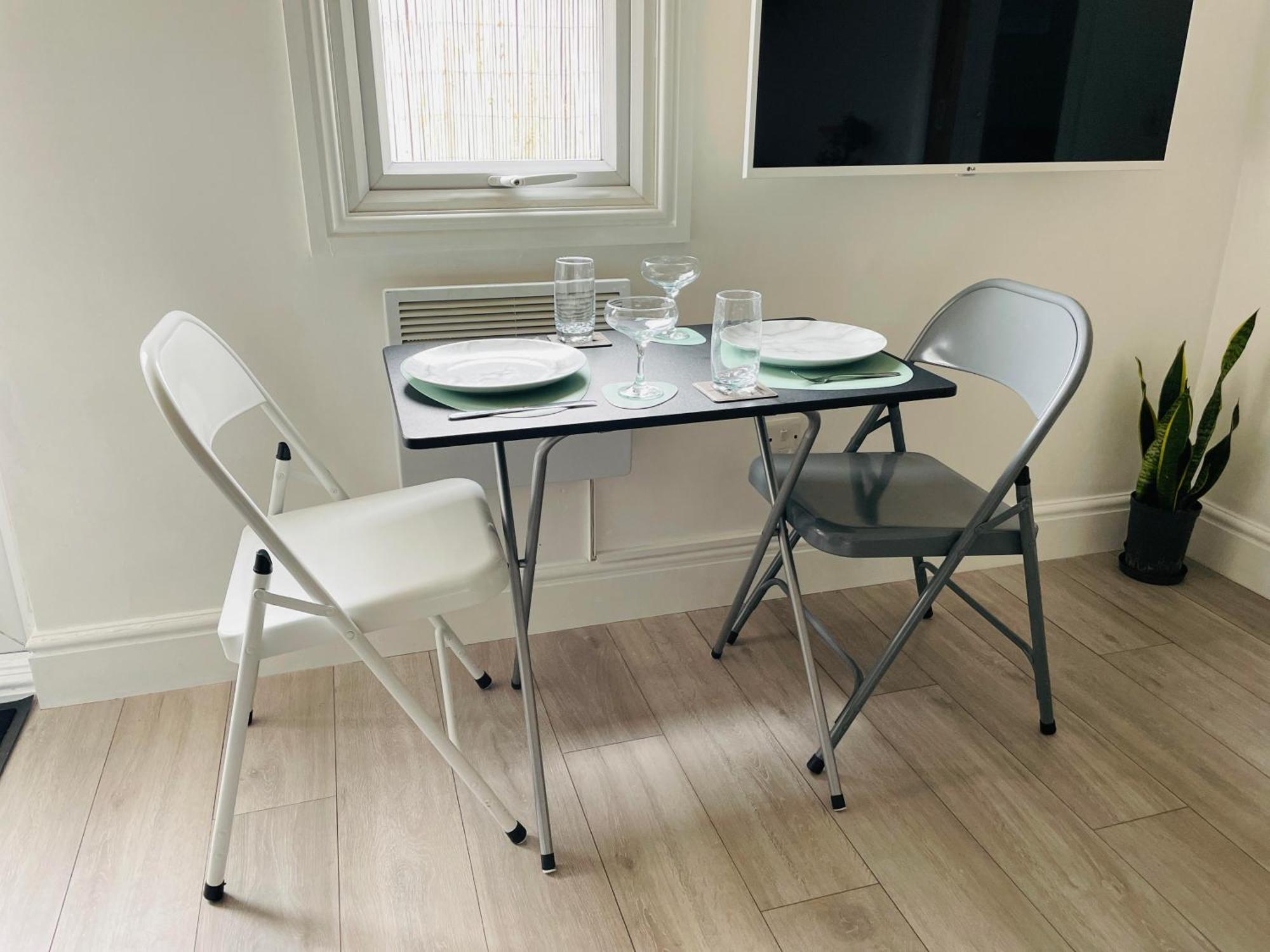 Holiday home Unique London Heathrow Airport Cabin, Gated Free Parking, And Courtyard
