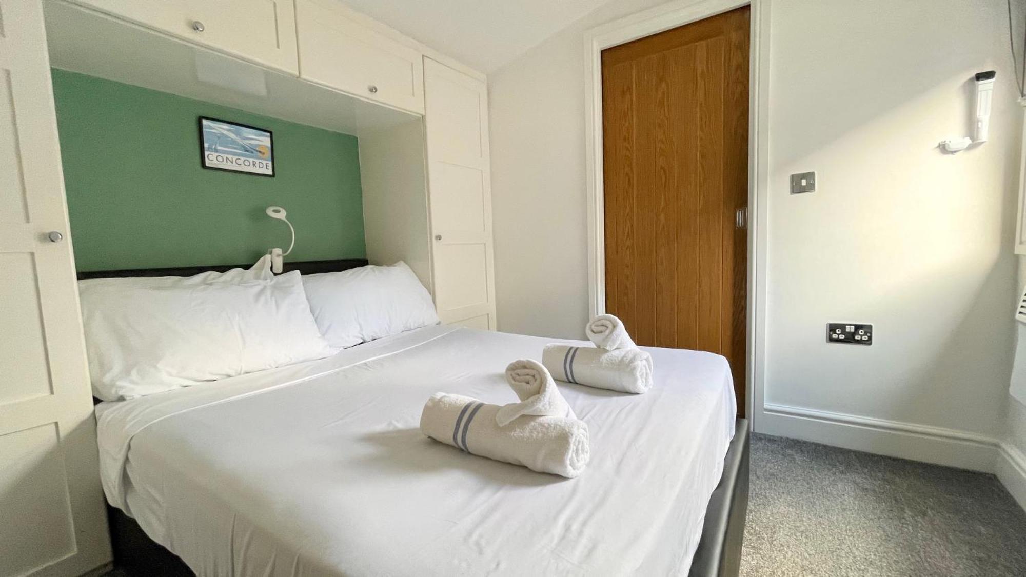 Holiday home Unique London Heathrow Airport Cabin, Gated Free Parking, And Courtyard *