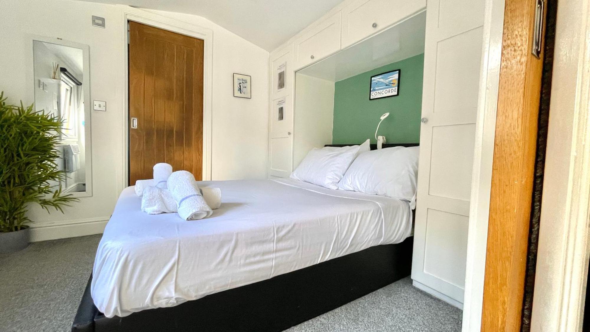 Holiday home Unique London Heathrow Airport Cabin, Gated Free Parking, And Courtyard Hillingdon