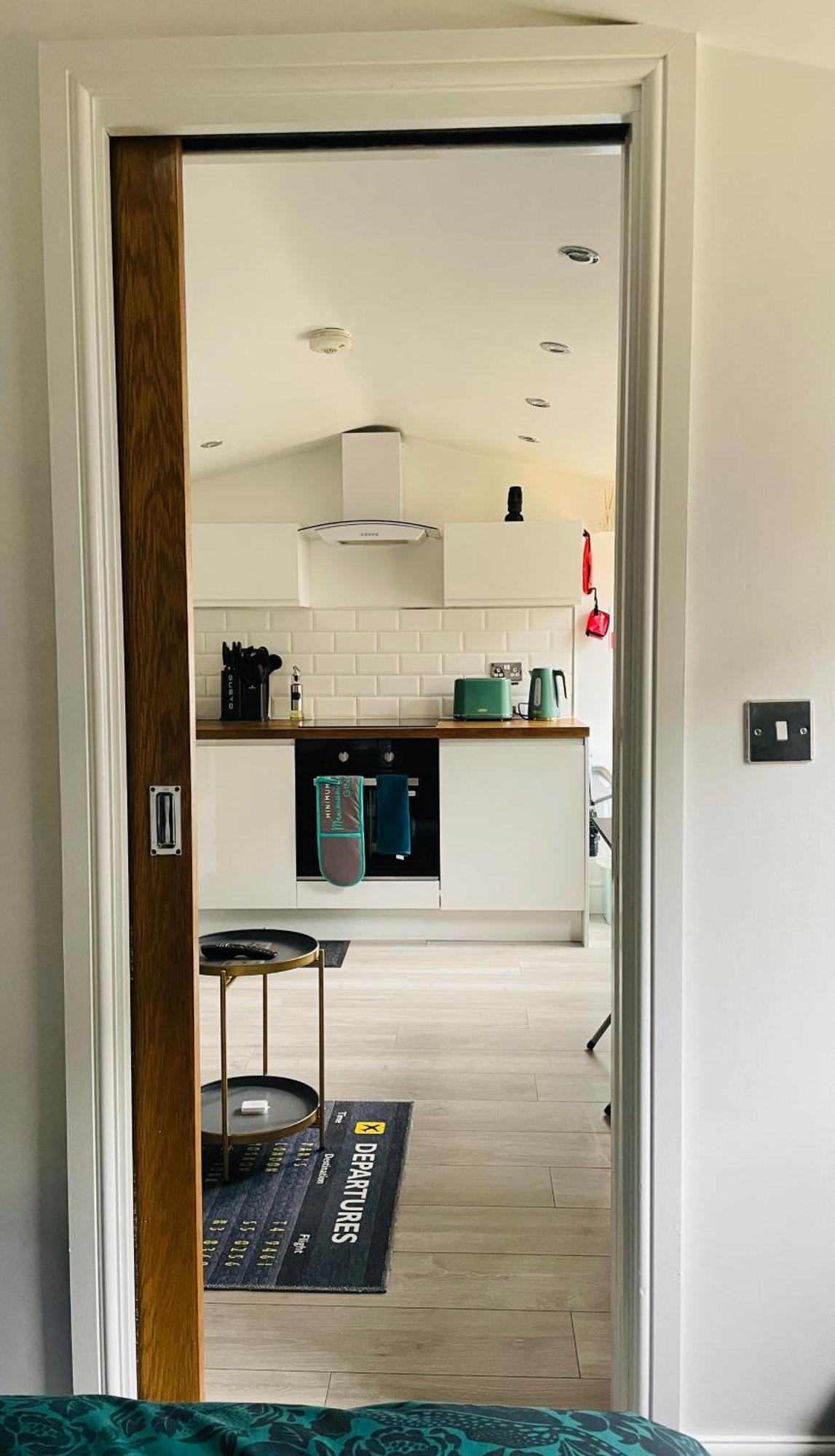 Unique London Heathrow Airport Cabin, Gated Free Parking, And Courtyard Holiday home