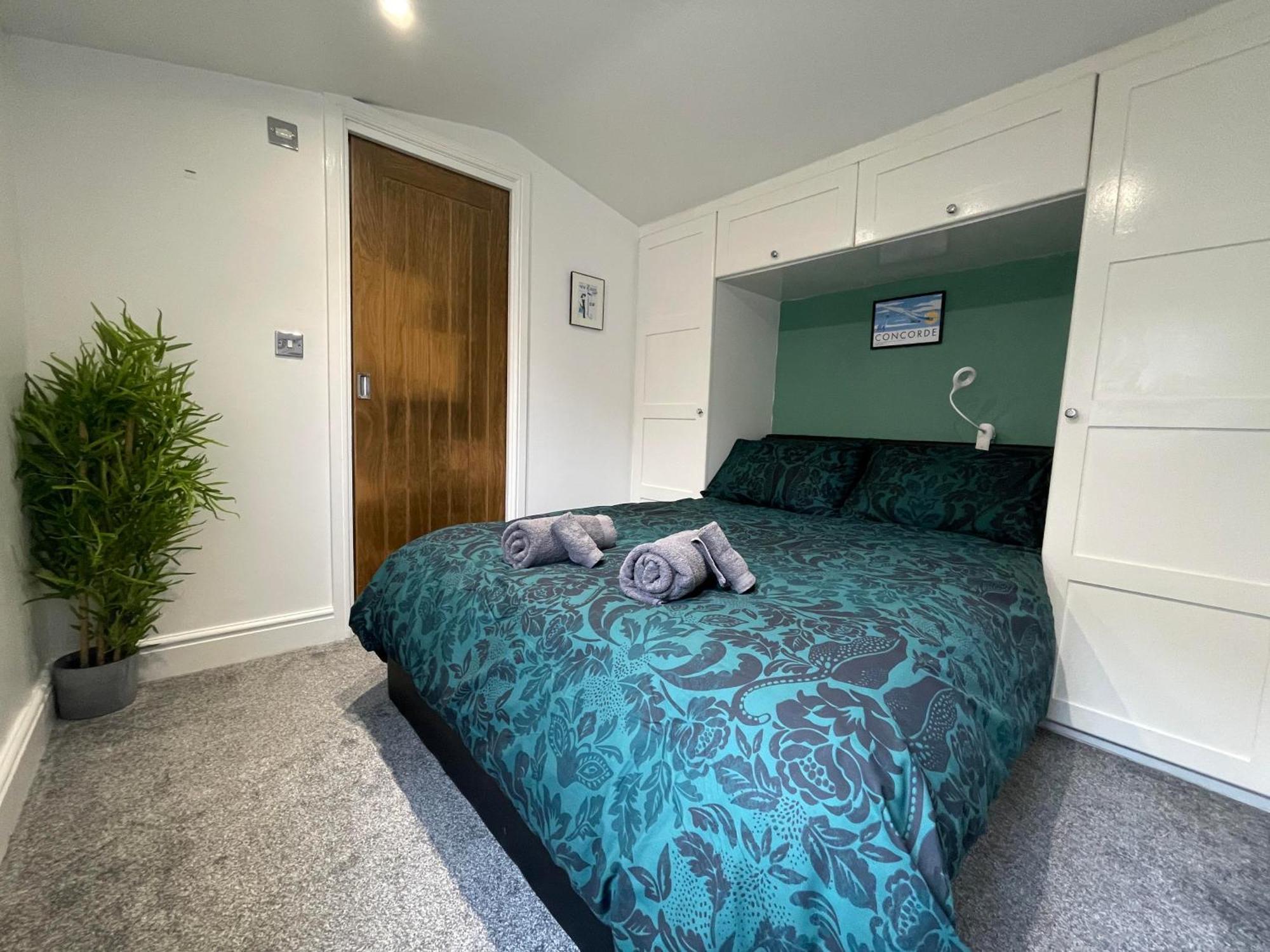 Holiday home Unique London Heathrow Airport Cabin, Gated Free Parking, And Courtyard *