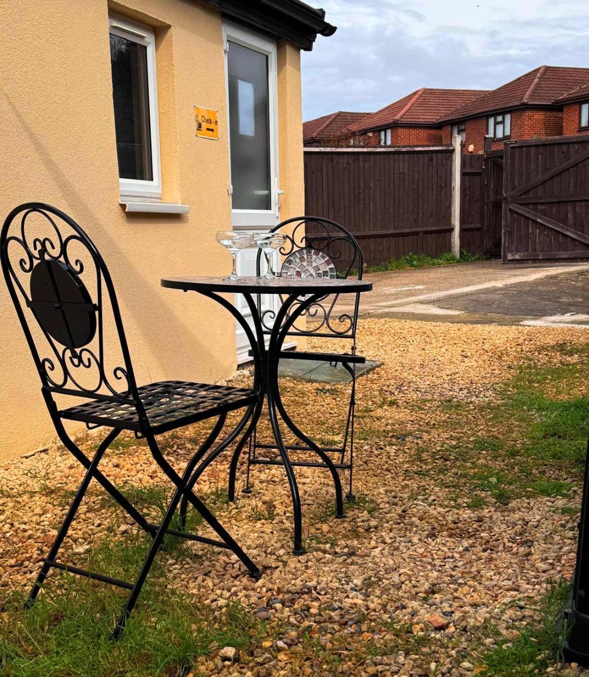 Unique London Heathrow Airport Cabin, Gated Free Parking, And Courtyard
